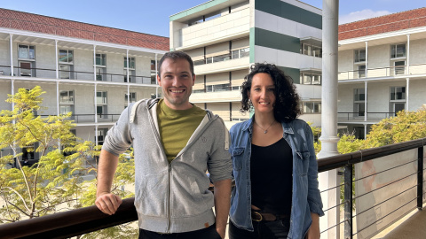 Els investigadors Maria Rodó i Leon Freude, al Campus Ciutadella de la Universitat Pompeu Fabra (UPF).