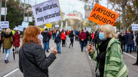 Una mujer sostiene una pancarta donde se lee "¡Más sanitarios, muy necesarios!" durante una manifestación de la Marea Blanca en Madrid, a 29 de noviembre de 2020.