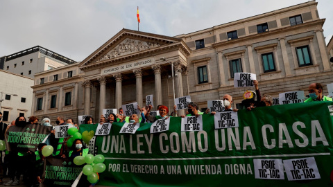 30/09/2021.- Manifestación a favor de la Ley de Garantía del Derecho a la Vivienda frente al Congreso de los Diputados este jueves en Madrid. EFE/Emilio Naranjo