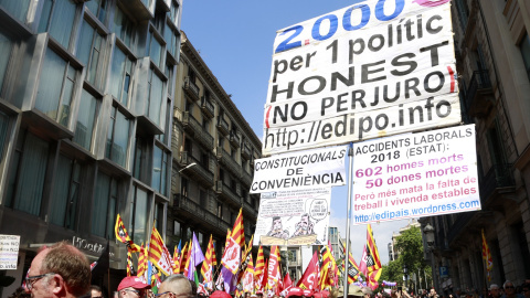 Imatge d'una manifestació amb un cartell que denuncia els accidents laborals.