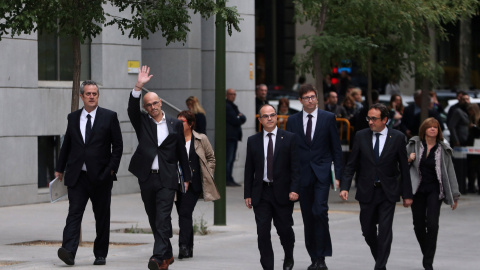 Los exmiembros del Govern Joaquín Forn, Raül Romeva, Dolors Bassa, Jordi Turull, Josep Rull y Meritxell a su llegada a la sede de la Audiencia Nacional. REUTERS/Susana Vera