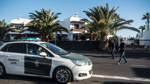 Efectivos de la Guardia Civil se personan en el domicilio de Romina Celeste - EFE/ Javier Fuentes