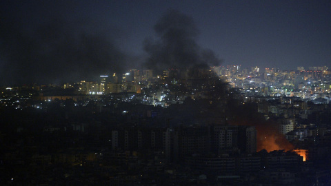 El humo se eleva desde los edificios como resultado de los ataques aéreos israelíes en el suburbio sur de Beirut, Líbano, en la madrugada del 25 de octubre de 2024.