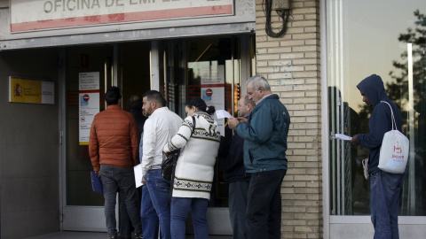 Cola de parados esperan para entrar en una oficina del Servicio Público de Empleo de la Comunidad de Madrid. REUTERS/Andrea Comas