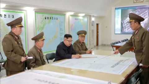 El líder de Corea del Norte, Kim Jong-un, examina los planes militares para un eventual ataque a la isla de Guan, territorio estadounidense. REUTERS