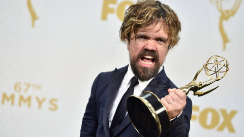 Peter Dinklage tras recibir su Emmy en 2015. EFE