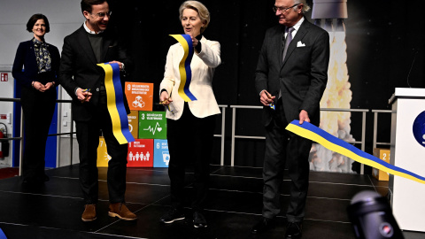 El primer ministro de Suecia, Ulf Kristersson, junto a Ursula von der Leyen, presidenta de la Comisión Europea, y al rey Carlos XVI de Suecia en la inauguración de la base espacial.