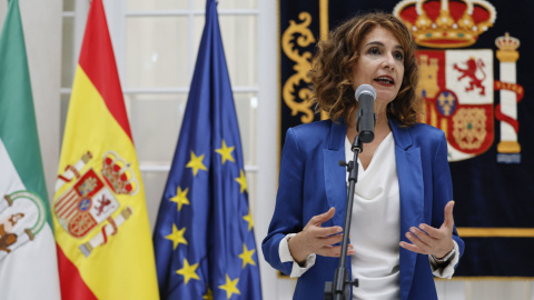 La vicepresidenta primera del Gobierno y ministra de Hacienda, María Jesús Montero, en una comparecencia ante los medios tras la clausura de una jornada de la intervención General de la Administración del Estado, en Sevilla. EFE/ Jose Manuel Vidal