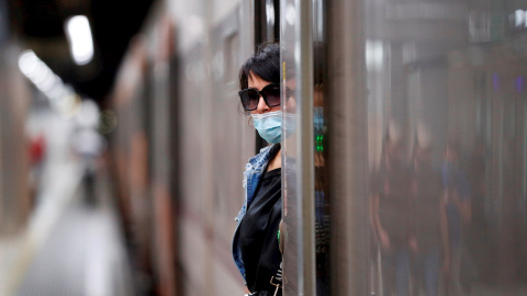 30/09/2021 Una mujer espera en la puerta un tren parado este jueves durante la huelga de maquinistas convocada por Semaf