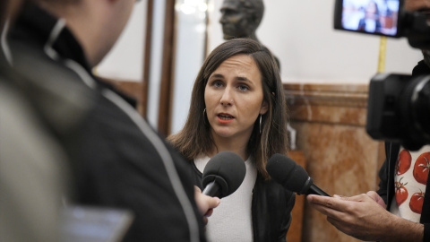 La secretaria general de Podemos, Ione Belarra, ofrece declaraciones a los medios tras una plenaria en el Congreso de los Diputados.