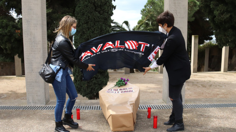 Imatge de l'acte reivindicatiu d'Avalot, l'ala jove de la UGT al Fossar de la Pedrera del Cementiri de Montjuïc on han escenificat l'enterrament del jovent de la classe treballadora.