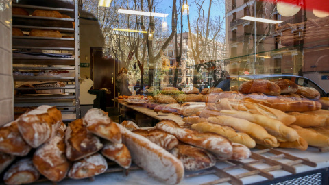 05/01/2021. Imagen de archivo de una panadería en cuyo ventanal se exponen las barras de pan (La Magdalena de Proust, en Madrid). - Europa Press