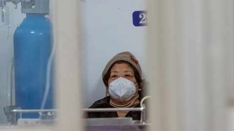 Una mujer en un pasillo de un hospital en Shanghái, China.