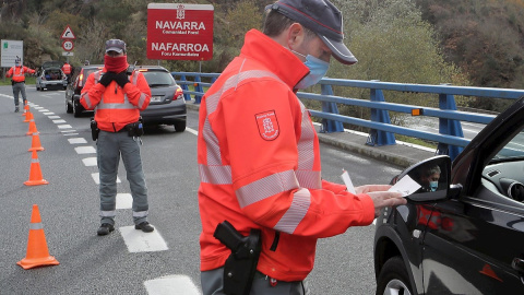 04/12/2020.-Agentes de la Policía Foral y de la Ertzaina realizan en un control, en una imagen de archivo.