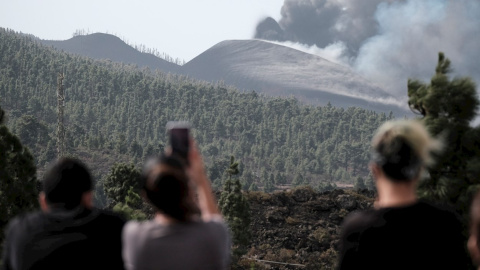 El volcán de La Palma se encuentra en una fase en la que además de mucha lava, también está expulsando grandes columnas de ceniza.