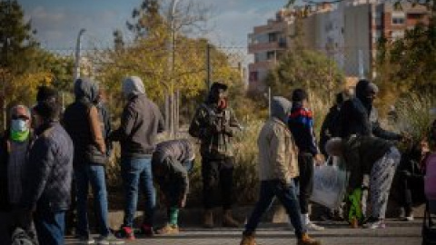 Sin vivienda y condenados a la exclusión laboral tras el incendio de la nave de Badalona: "Nadie quiere vivir así"