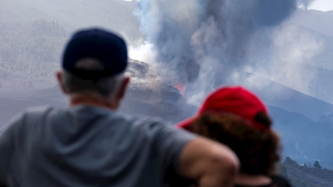 El volcán de La Palma se encuentra en una fase en la que además de mucha lava, también está expulsando grandes columnas de ceniza.