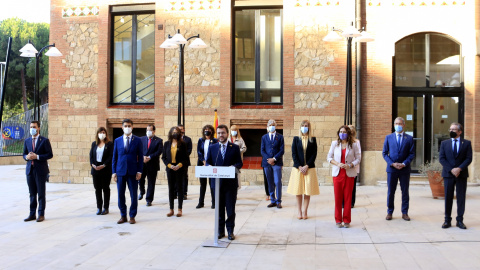 Els membres del Govern, encapçalats pel president, Pere Aragonès, en la declaració institucional amb motiu de l'1-O quatre anys després, a l'exterior de la seu dels Serveis Matrius del CatSalut.