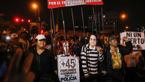 12/01/2023 Manifestantes protestan con pancartas contra el Gobierno de Dina Boluarte en la capital de Perú, Lima