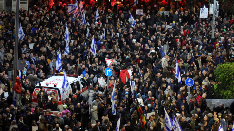 Miles de manifestantes israelíes participan en una marcha de protesta contra el nuevo gobierno en Tel Aviv, Israel.