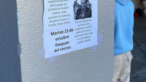 Cartel con la convocatoria que han organizado alumnas del Instituto Goya (Zaragoza) contra su profesor condenado por maltratar a su expareja y a sus hijos