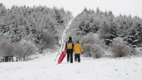 La llegada de un frente frío ha dejado nieve en cotas superiores a los 800 metros.