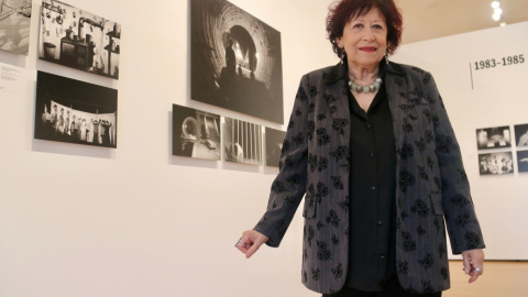 23/10/2024 - La fotògrafa Pilar Aymerich a l'exposició que li dedica la sala Tecla Sala de l'Hospitalet.