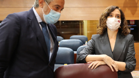 23/09/2021.- El consejero de Presidencia, Justicia e Interior de la Comunidad de Madrid, Enrique López, conversa con la presidenta de la Comunidad de Madrid, Isabel Díaz Ayuso, en la Asamblea. Marta Fernández / Europa Press