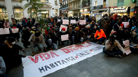 Concentració a la plaça de la Vila de Badalona per exigir una "vida digna" després de l'incendi mortal.