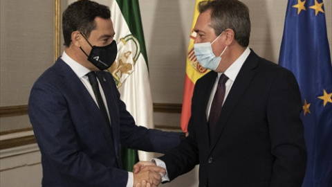 El presidente de la Junta, Juanma Moreno (i), durante su reunión con el secretario general del PSOE-A, Juan Espadas (d).