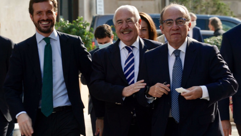 El presidente del PP Pablo Casado, junto a los expresidentes de México y Colombia, Felipe Calderón y Andrés Pastrana, en Cartagena.