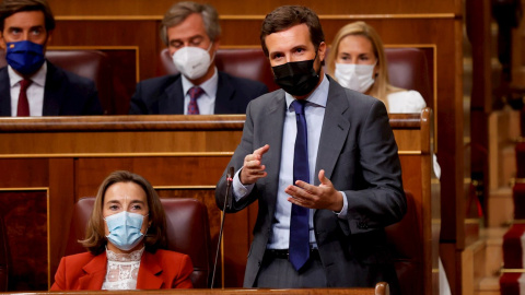 29/09/2021.- El líder del Partido Popular, Pablo Casado (d) junto con su portavoz parlamentaria, Cuca Gamarra (i) durante la sesión de control al Gobierno celebrada este miércoles con la negociación de los presupuestos y la detención y posterior pues