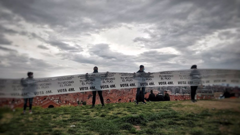 Pancarta de un kilómetro en Vallecas con la frase "Quien vota fijo es tu vecino el pijo".