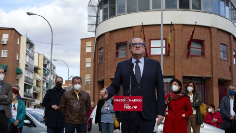 El candidato socialista a la Presidencia de la Comunidad de Madrid, Ángel Gabilondo interviene durante su visita al distrito de Carabanchel, a 23 de abril de 2021, en Madrid (España).