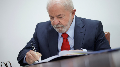 Lula da Silva firmando el paquete económico del Gobierno brasileño en Brasilia a doce de enero de 2023