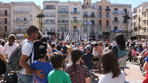 La plaça del Mercadal de Reus s'ha omplert de gom a gom sota un bat de sol durant la representació de l'espectacle 'MAMA XTREME in Wonderland' al Trapezi