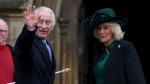 El rey Carlos III y la reina Camilla llegan para asistir al Servicio de Pascua en la Capilla de San Jorge en el Castillo de Windsor.