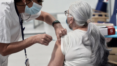 17/06/2022 Una mujer es vacunada con la dosis de  AstraZeneca contra el Covid-19 en el Hospital de Emergencias Enfermera Isabel Zendal, a 8 de abril de 2021, en Madrid