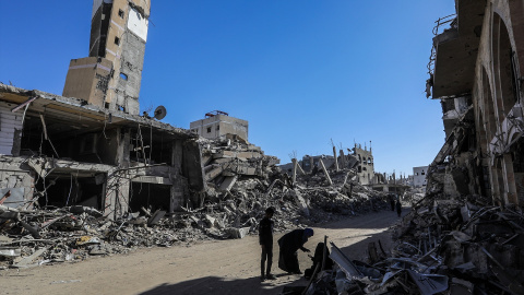 Un grupo de palestinos entre las ruinas de un ataque israelí en Jan Yunis, en la Franja de Gaza.