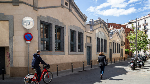 L'exterior de La Comunal, al barri de Sants.