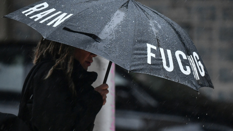 Mujer se protege de la luvia