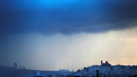 19/01/2020.- Cielo muy nuboso junto a la localidad de Altea en una jornada en la que la borrasca Gloria, que trae un temporal de lluvia, nieve, viento y olas, ha puesto en alerta roja a la Comunidad Valenciana y a las Islas Baleares. EFE Manuel Lorenzo