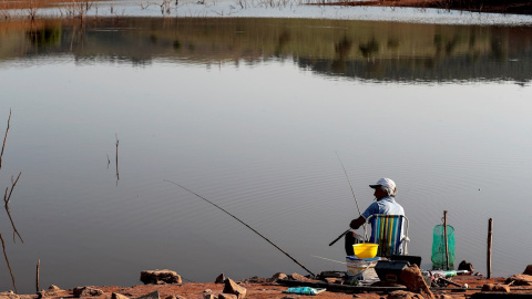 Un hombre pesca en la represa Jaguari, parte del Sistema Cantareira, que presenta un bajo nivel de agua, en Vargem, a 88 kilómetros de Sao Paulo (Brasil).. EFE/SEBASTIÃO MOREIRA