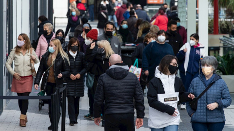 Varias personas pasean por el centro comercial Glories de Barcelona