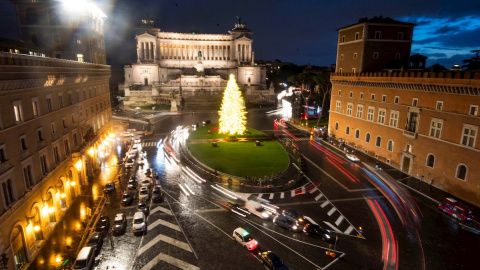 Fotografía tomada con velocidad lenta de obturación que muestra las luces navideñas en la Plaza Venezia de Roma, Italia, este miércoles.