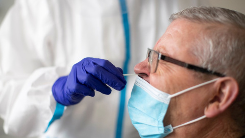 Una sanitaria realiza una prueba de antígenos en un CAP de Badalona (Barcelona)