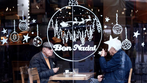 Dos personas desayunan en una cafetería en Barcelona.