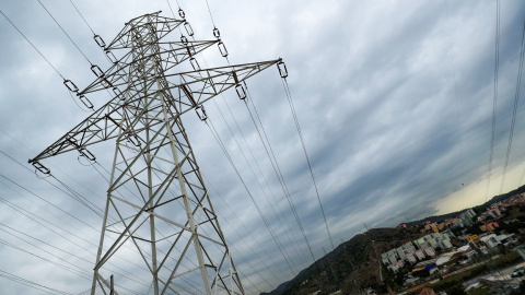 Una torre de alta tensión cerca de Barcelona. REUTERS/Albert Gea