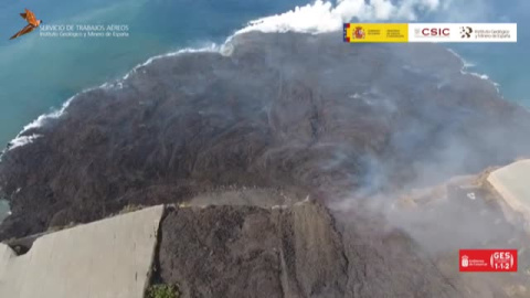 La lava sigue aumentando las dimensiones del delta de La Palma