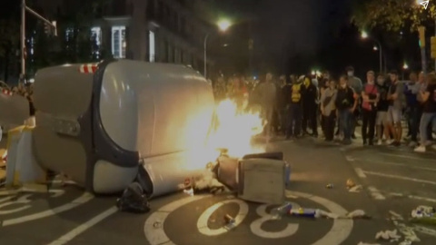 Un contenedor arde en la plaza Urquinaona de Barcelona.